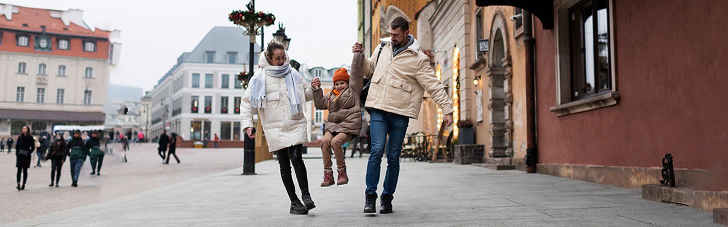 Parents with a child in the city