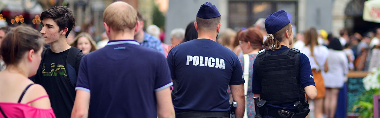 Discounts for police officers on PKP Police officers on the street