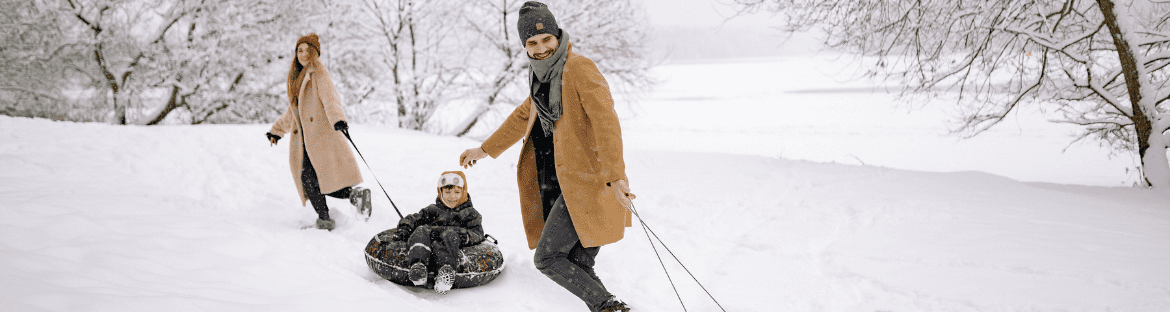 children with parents on sledges