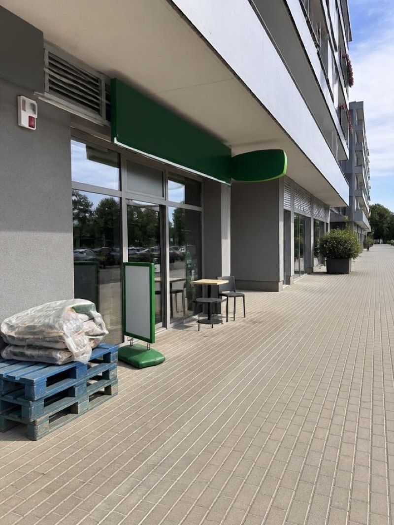 Żabka | Prosto z pieca, okolice dworca Brzeg Dolny