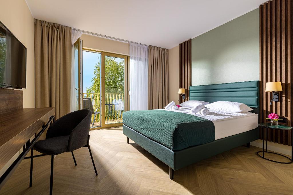 Hotel Meridian, place to stay near Chałupy station