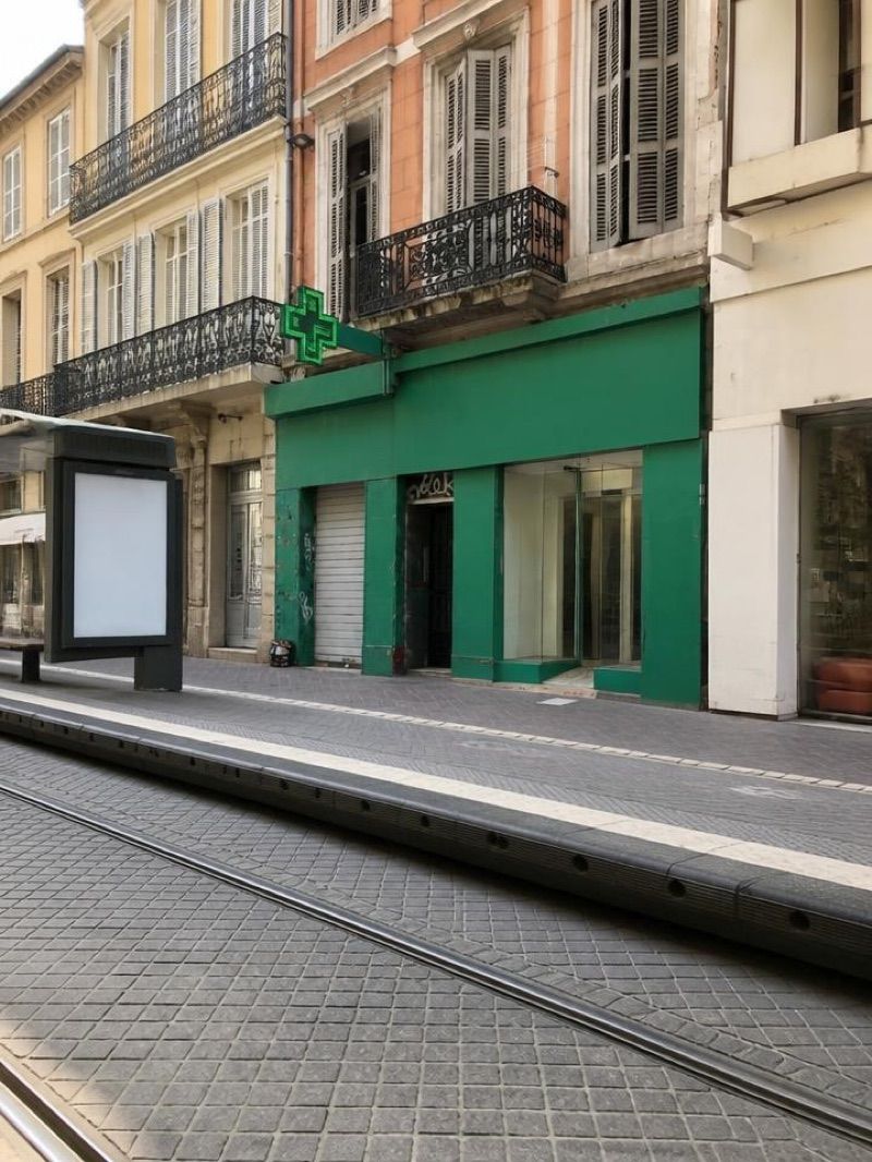 Pharmacie Canebière, sklep przy dworcu Marseille-St-Charles