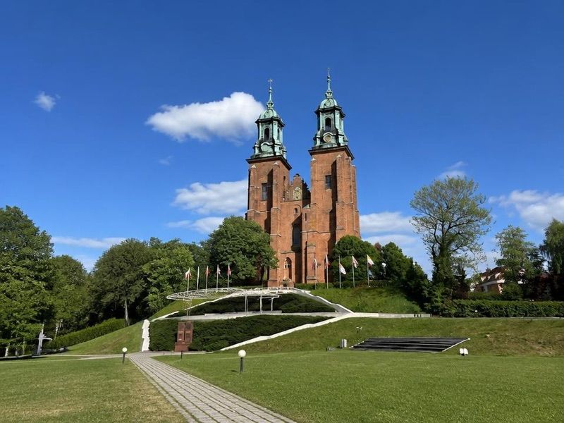 Plac św. Wojciecha w Gnieźnie, atrakcja w pobliżu dworca Gniezno