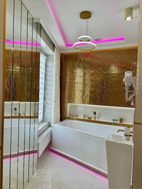 Apartament "Gold Luxury Romantic" Centrum z dużą wanną dla Dwojga, place to stay near Gniezno station