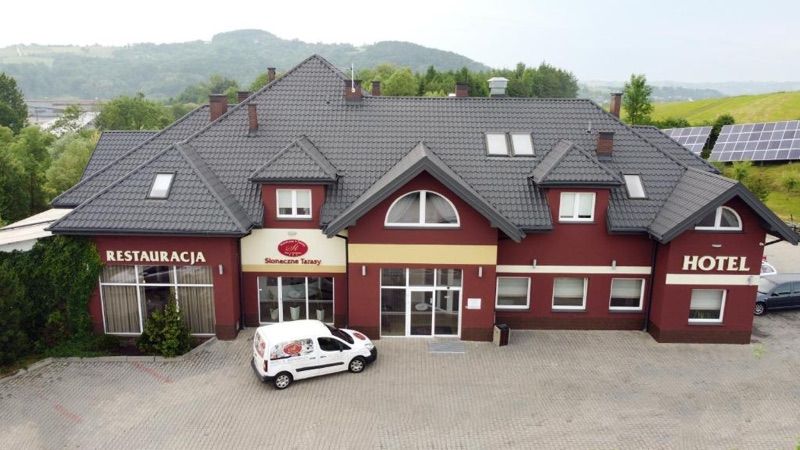 Hotel Słoneczne Tarasy, place to stay near Grybów station