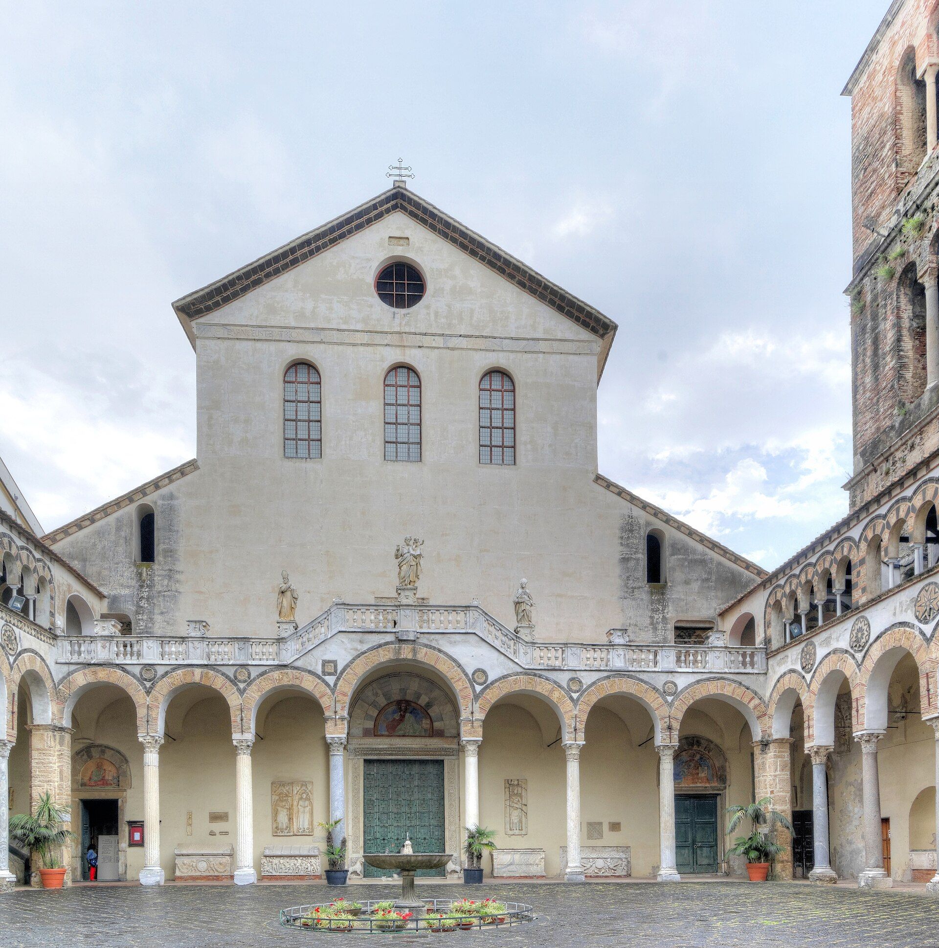 Archidiecezja Salerno-Campagna-Acerno, atrakcja w pobliżu dworca Salerno, Stazione di Salerno
