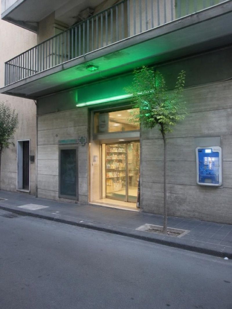 Farmacia Del Santo, sklep przy dworcu Salerno, Stazione di Salerno