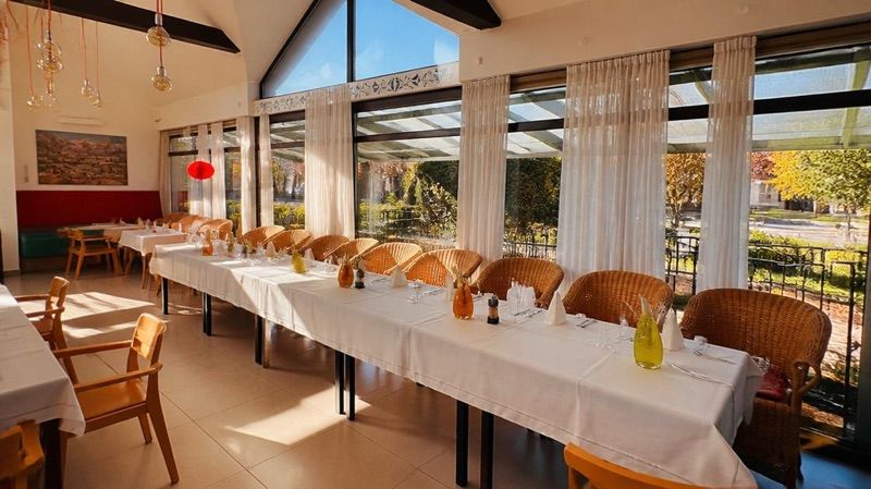 Weranda Ogrodnica. Restauracja, okolice dworca Jastarnia