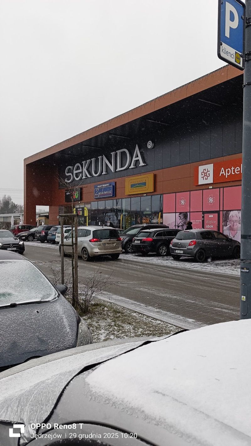 Galeria Sekunda, shopping mall near Jędrzejów station