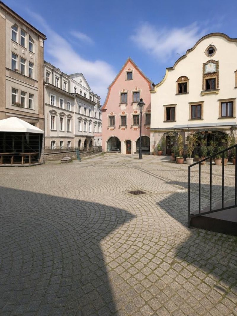 Zabytkowa kamienica - Dawna "Bergschmiede", atrakcja w pobliżu dworca Jelenia Góra
