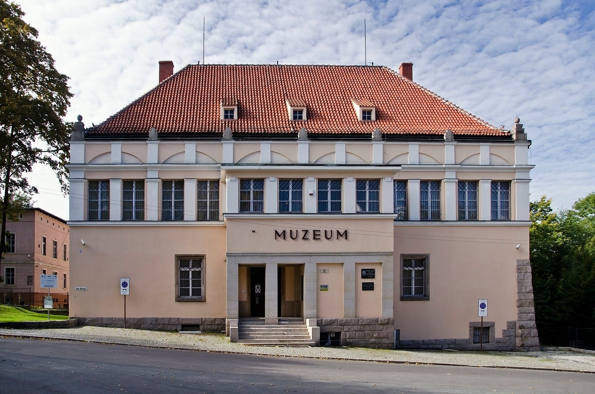 Muzeum Karkonoskie w Jeleniej Górze, atrakcja w pobliżu dworca Jelenia Góra