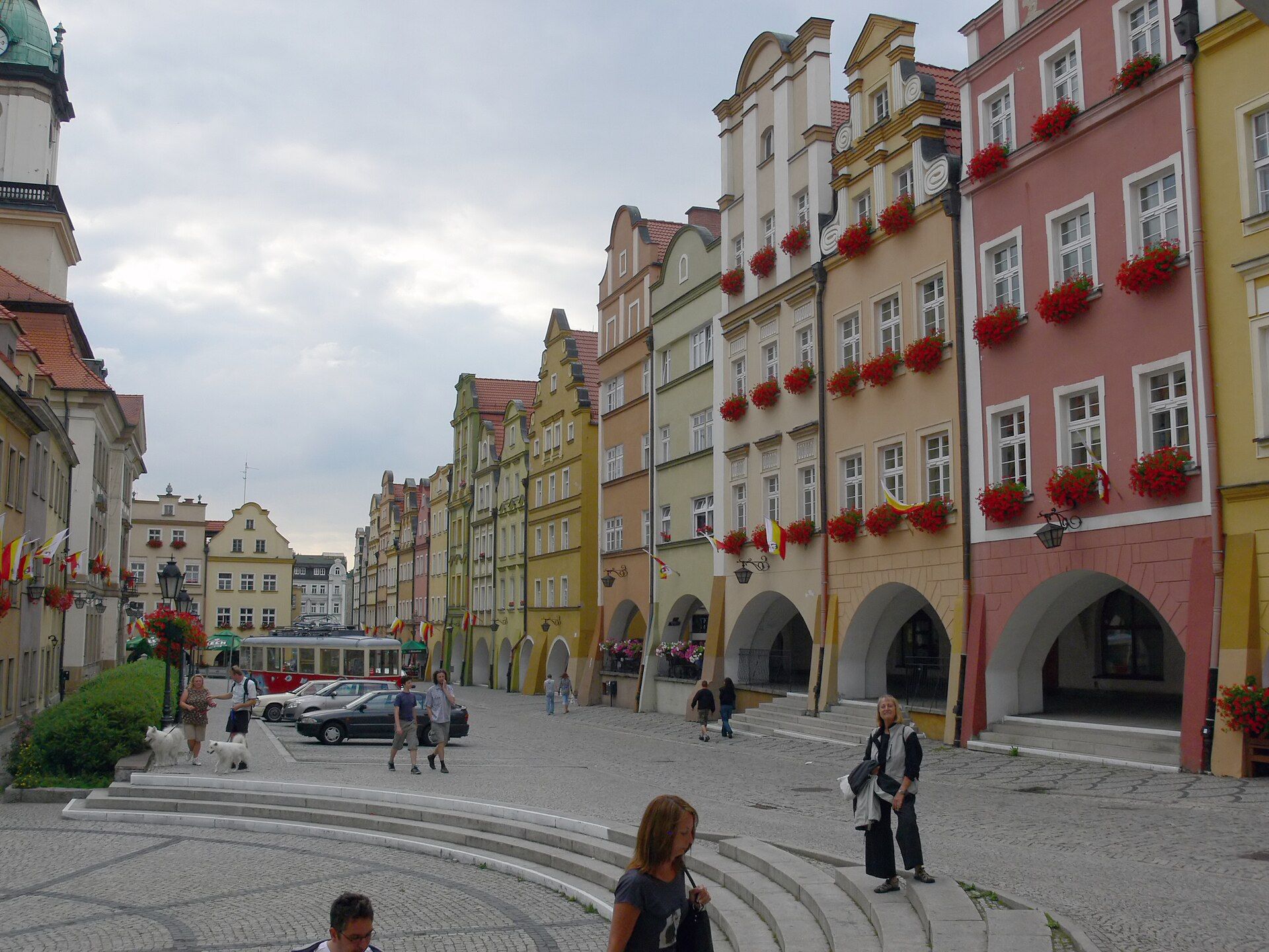 Rynek Jeleniogórski, atrakcja w pobliżu dworca Jelenia Góra