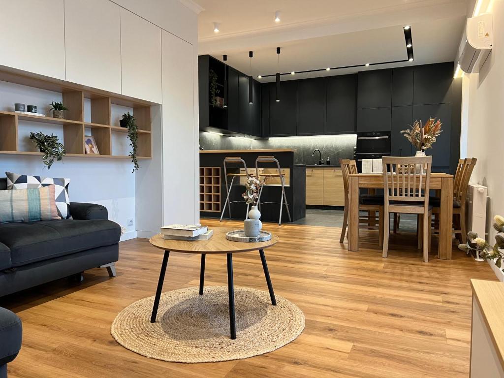 M4 Luxury Apartment in the City Center - Klimatyzacja, Parking, Balkon, Atlas Arena, Wytwórnia, Piotrkowska, place to stay near Łódź Kaliska station