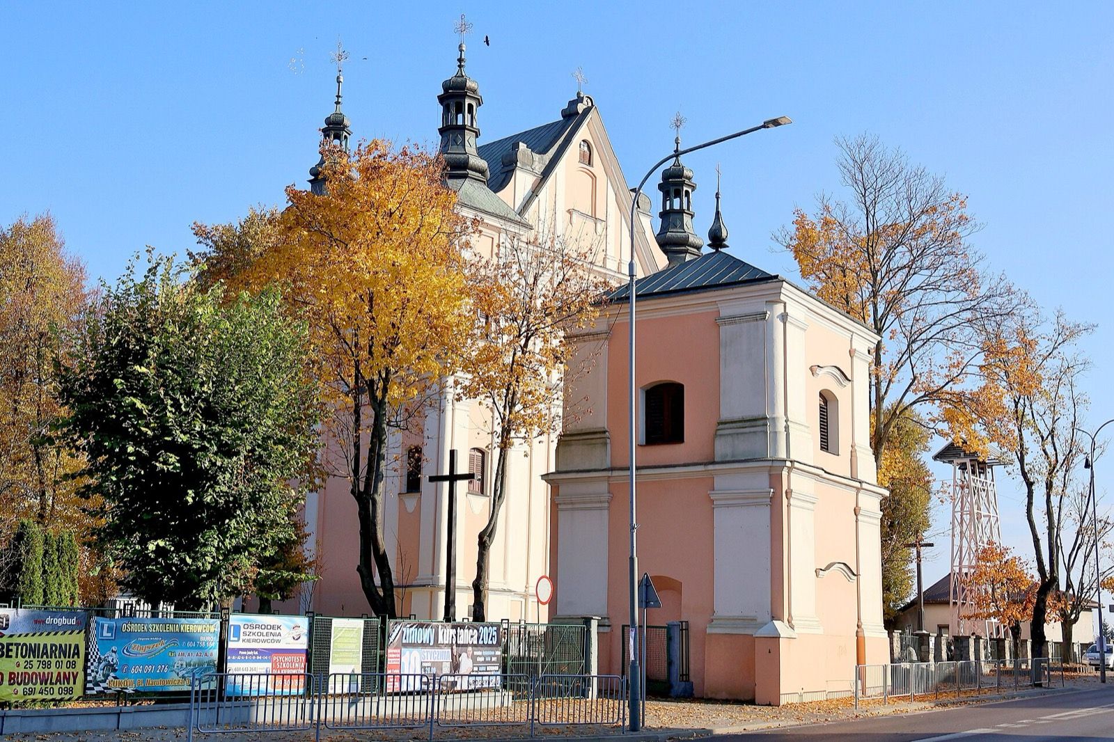 Kościół Rzymskokatolicki pw. Podwyższenia Krzyża Świętego, atrakcja w pobliżu dworca Łuków