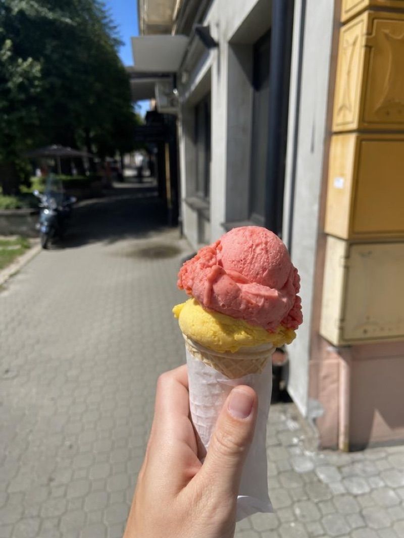 Lodziarnia Grzes, okolice dworca Miechów