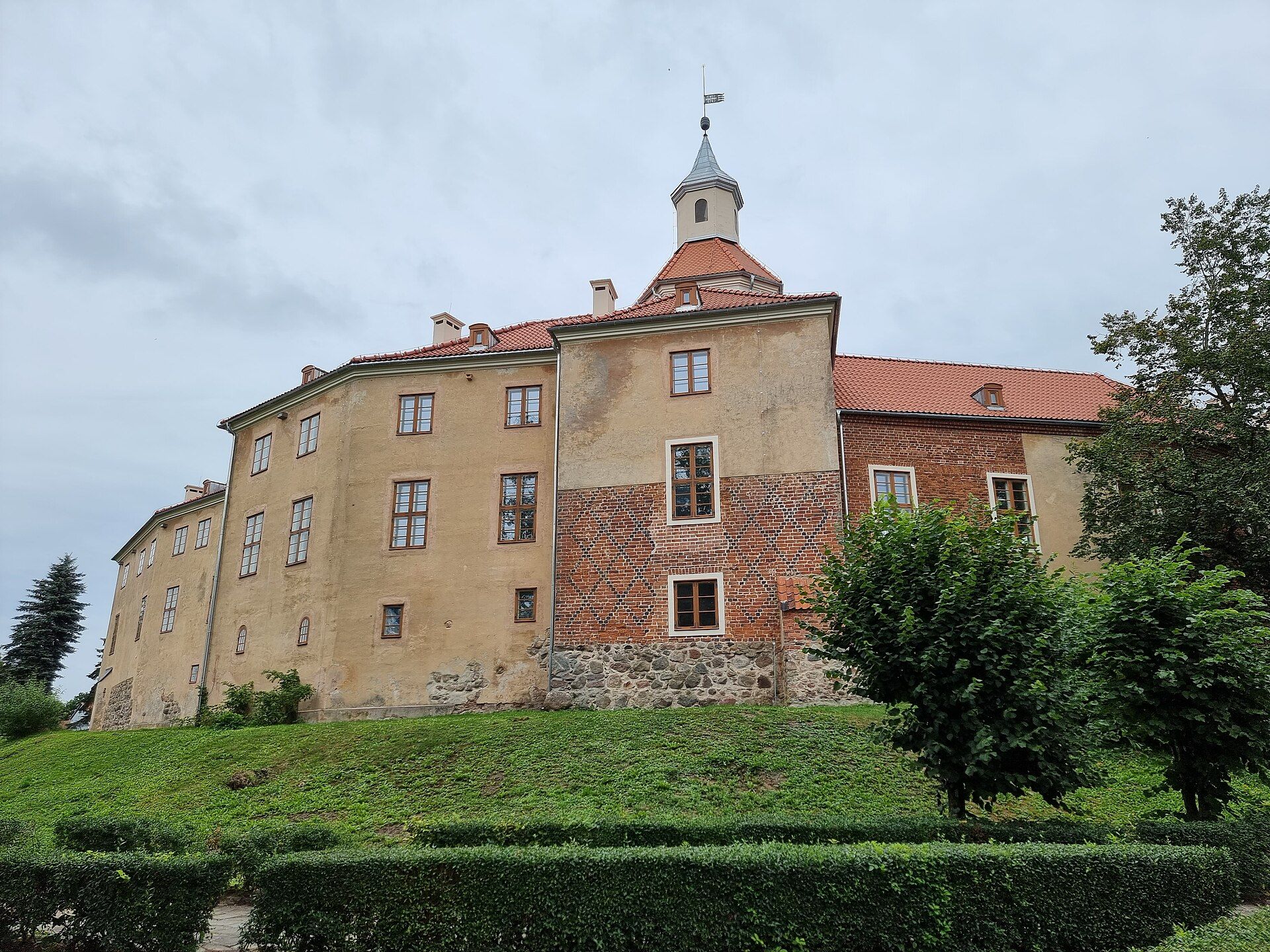 Pałac Dohnów, atrakcja w pobliżu dworca Morąg