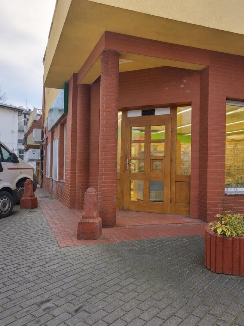 Żabka | Prosto z pieca, okolice dworca Oborniki Śląskie
