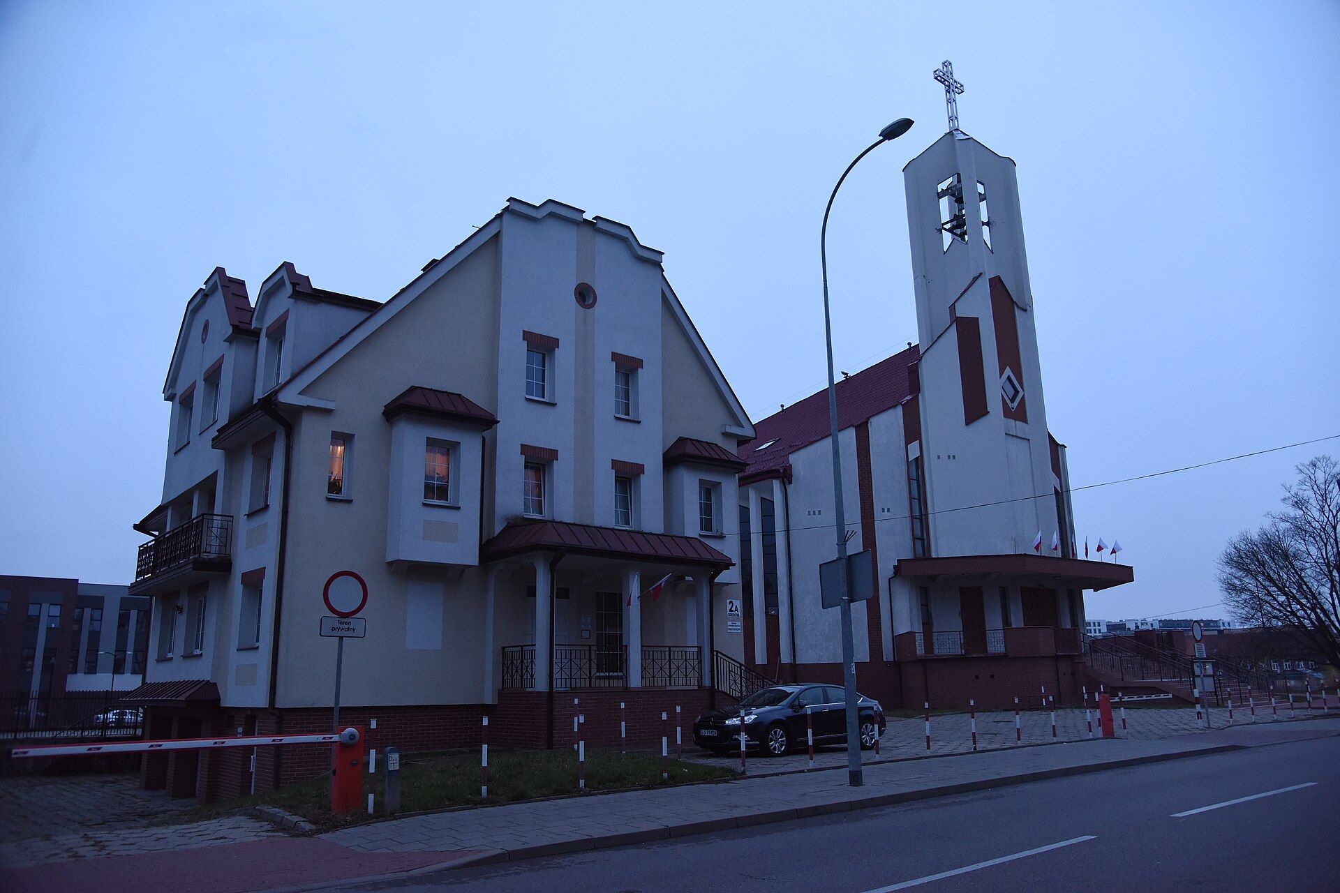 Kościół Rzymskokatolicki pw. Świętej Rodziny, atrakcja w pobliżu dworca Ropczyce