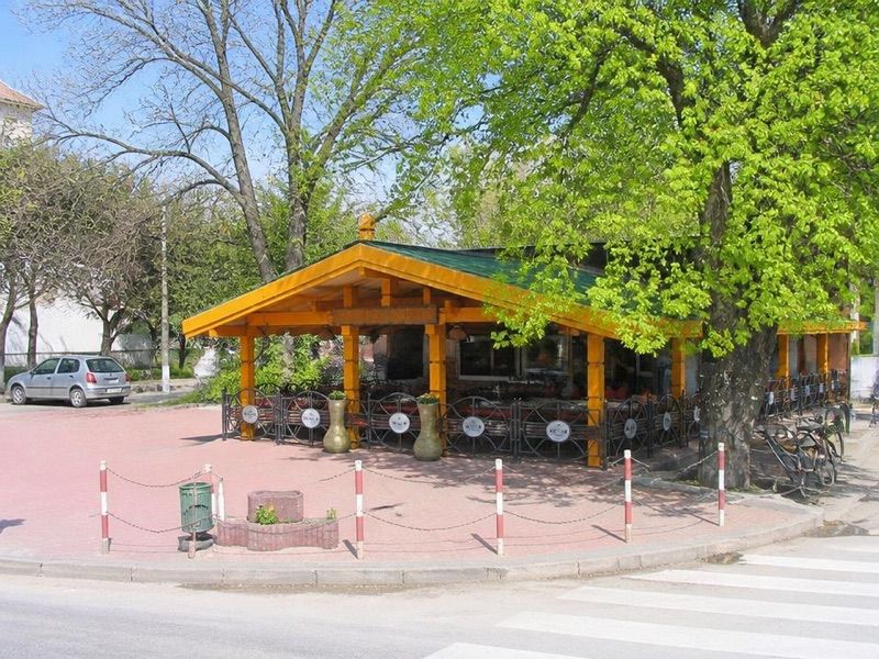 Restauracja i Lodziarnia Pod Kogutami, okolice dworca Ruciane-Nida