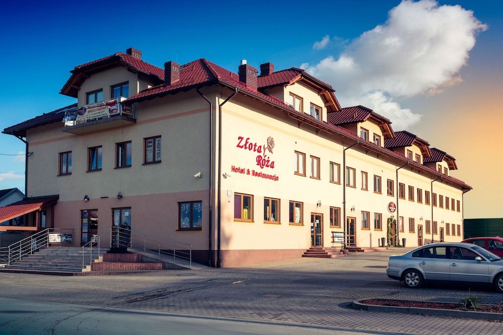 Hotel & Restauracja Złota Róża, near Sędziszów station