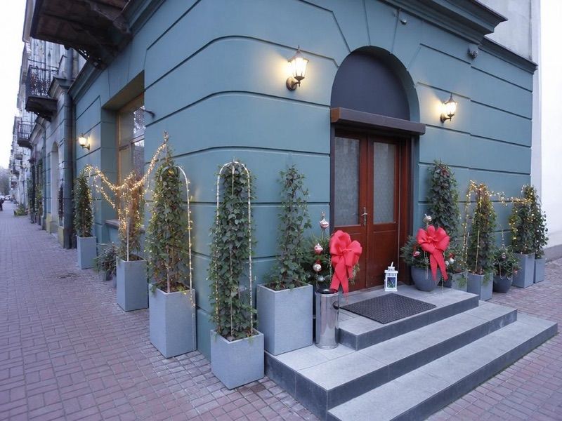 Restauracja Palce Lizać, near Siedlce station