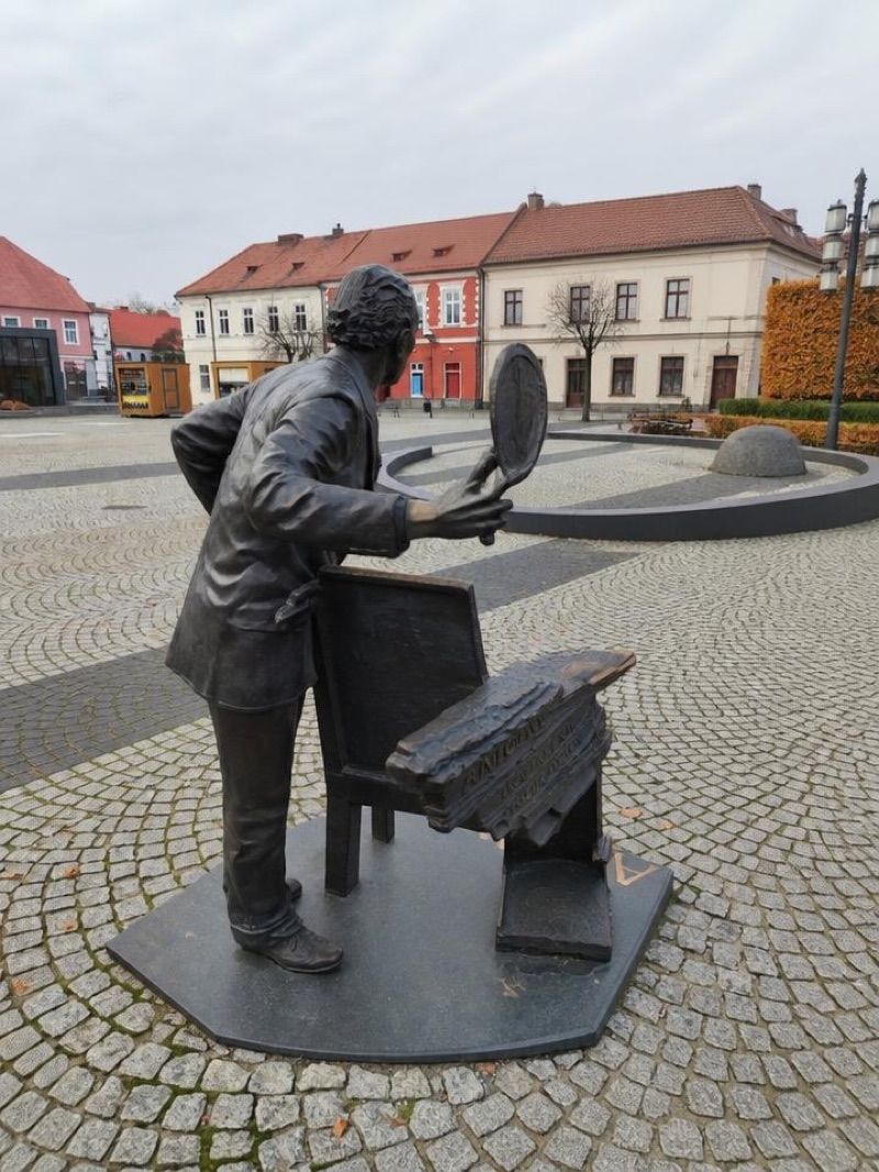 Pomnik Antoniego Cierplikowskiego na rynku w Sieradzu, atrakcja w pobliżu dworca Sieradz