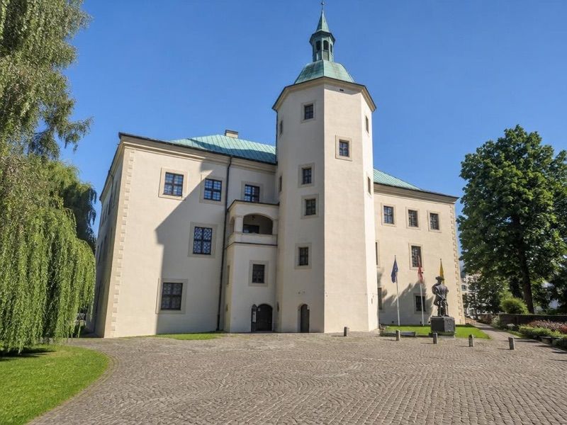 Zabytkowy zamek w Słupsku, atrakcja w pobliżu dworca Słupsk