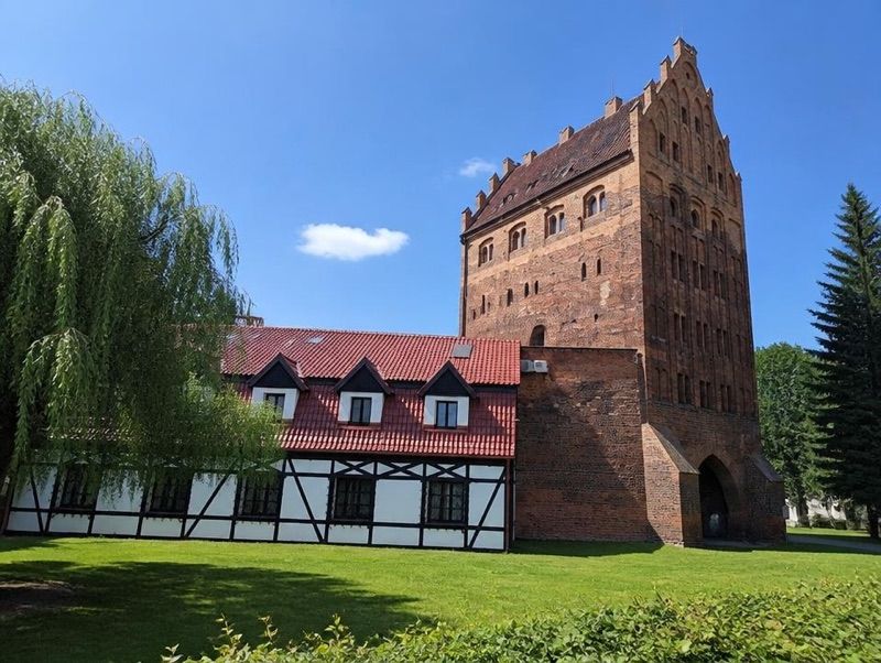 Dworek -- Dyrekcja Muzeum, Biblioteka, atrakcja w pobliżu dworca Słupsk