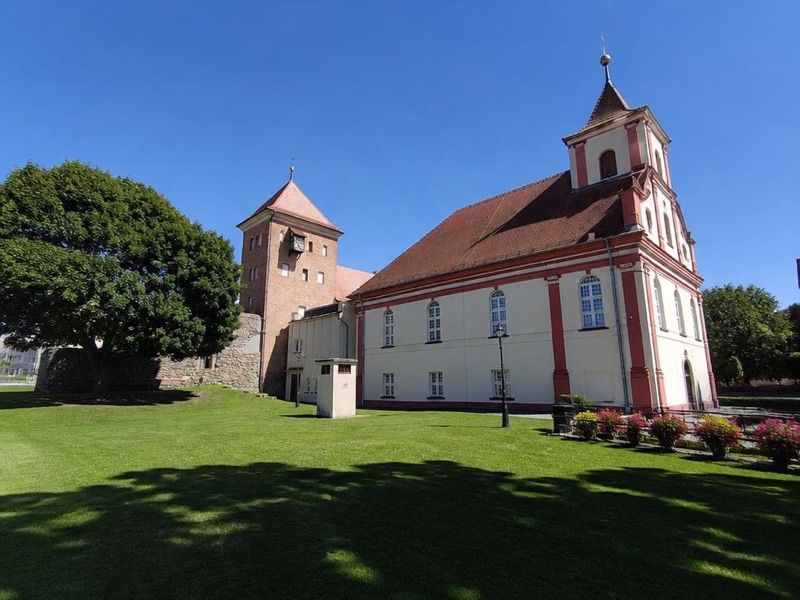 Kościół zamkowy, atrakcja w pobliżu dworca Sulechów