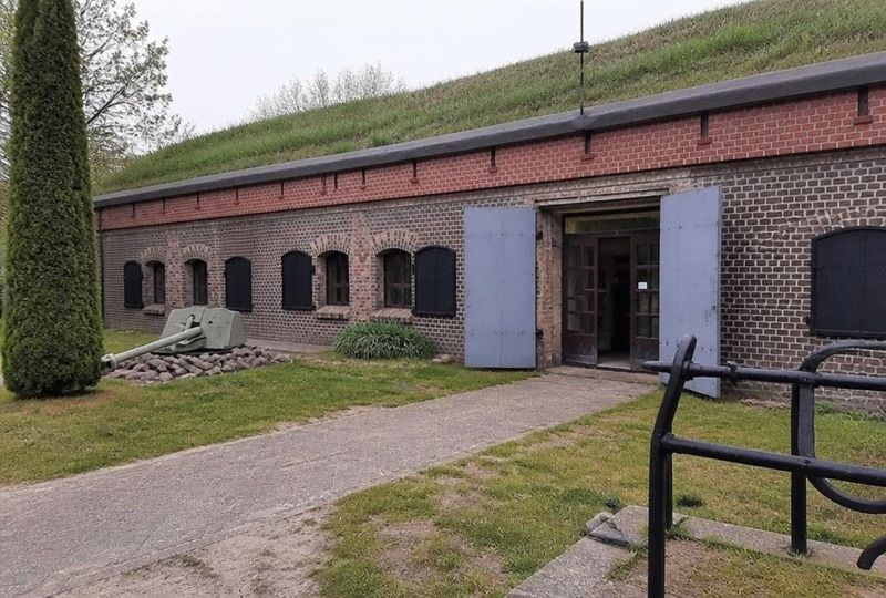 Fort Zachodni w Świnoujściu, atrakcja w pobliżu dworca Świnoujście