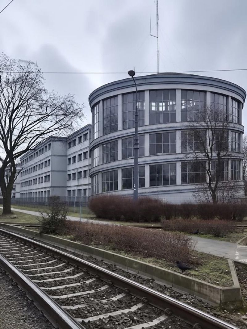 Zajezdnia Służby Zdrowia, atrakcja w pobliżu dworca Warszawa Służewiec