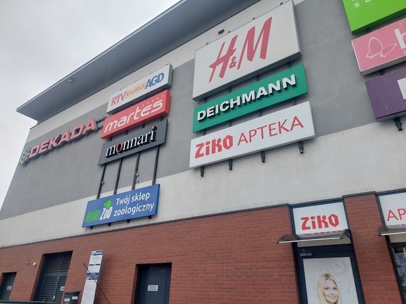 Galeria Dekada, shopping mall near Żyrardów station