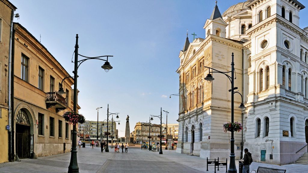 How to get to Lodz by train? Here are the most convenient routes! Piotrkowska Street in Lodz