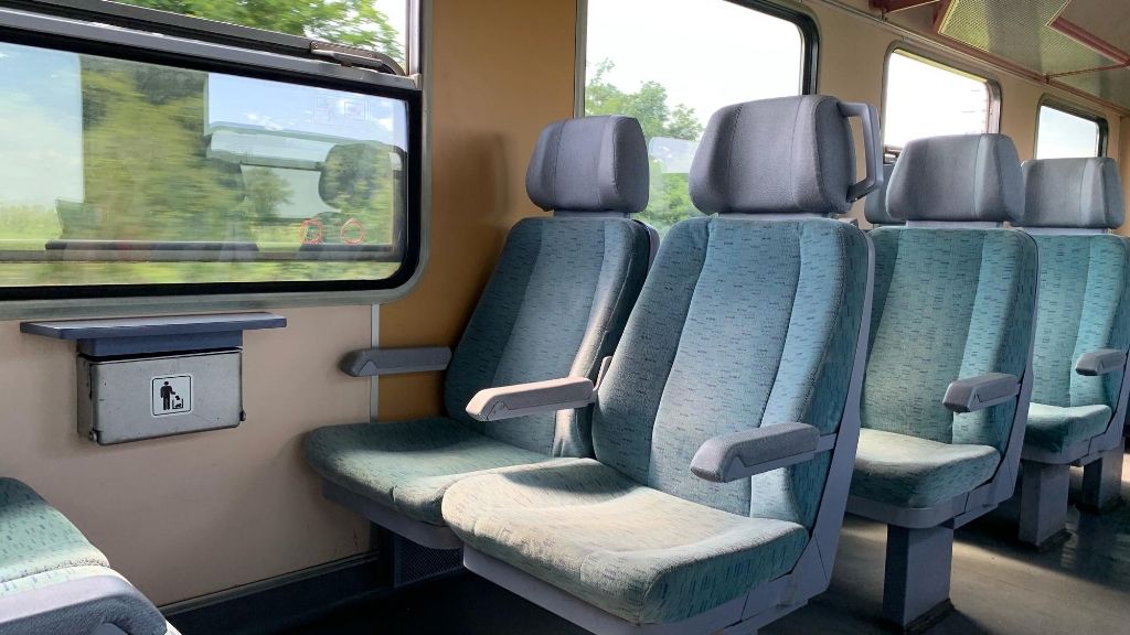 Compartmentless carriage Compartmentless carriage