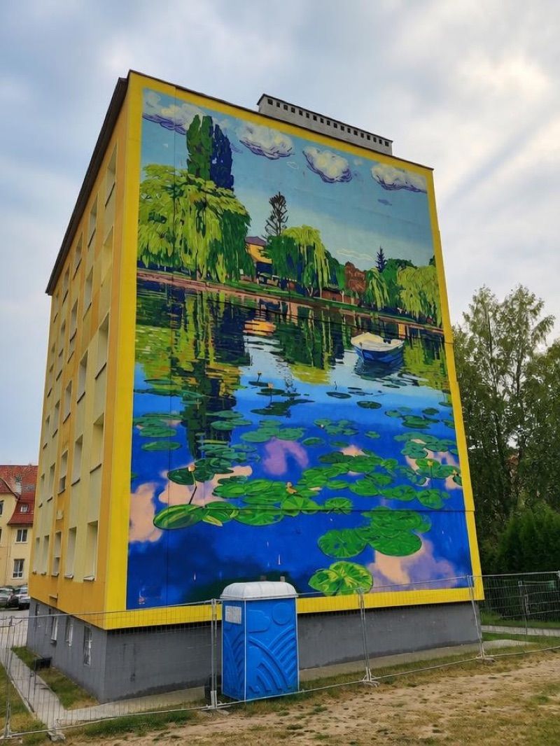Mural Pocztówka Augustowa, atrakcja w pobliżu dworca Augustów