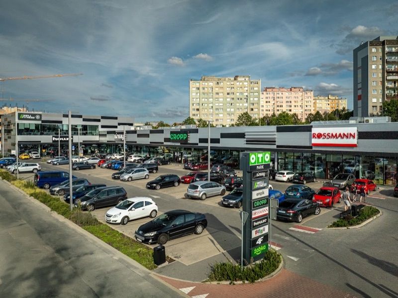 OTO Park Bolesławiec, shopping mall near Bolesławiec station