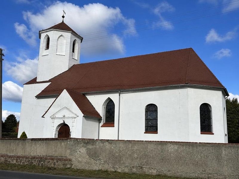 Kościół Rzymskokatolicki cmentarny pw. Wszystkich Świętych, atrakcja w pobliżu dworca Brzeg Dolny