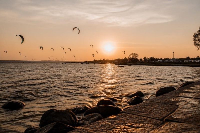 Szkoła Kitesurfingu i Windsurfingu EASY SURF Chałupy, atrakcja w pobliżu dworca Chałupy
