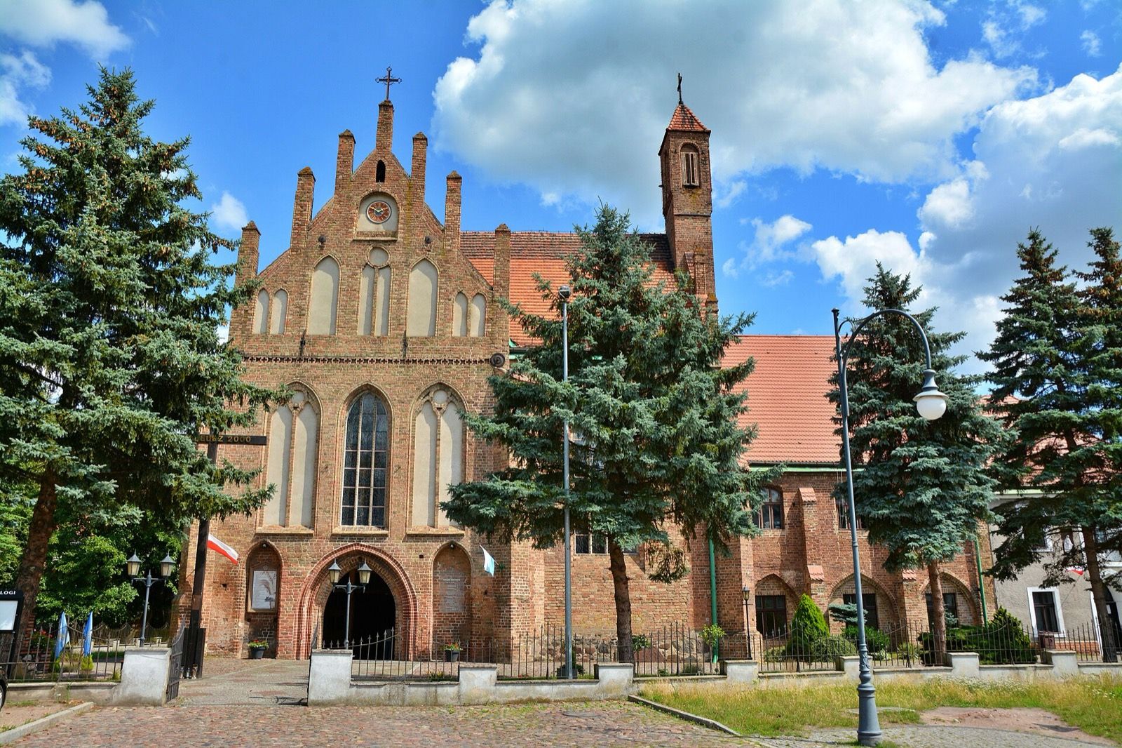 Kościół Świętej Trójcy w Chojnie, atrakcja w pobliżu dworca Chojna