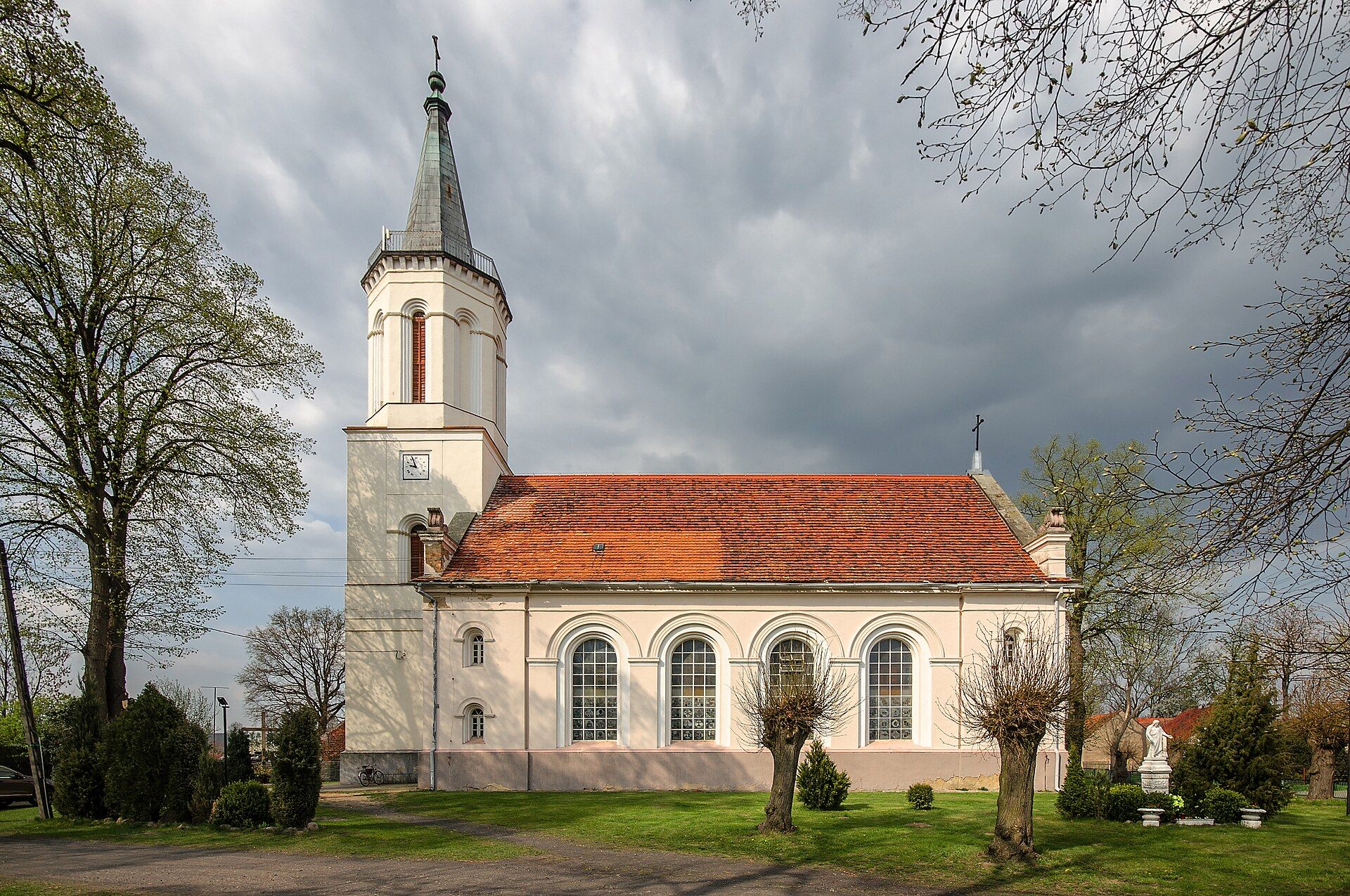 Pw. Podwyższenia Krzyża Świętego, atrakcja w pobliżu dworca Chotyłów