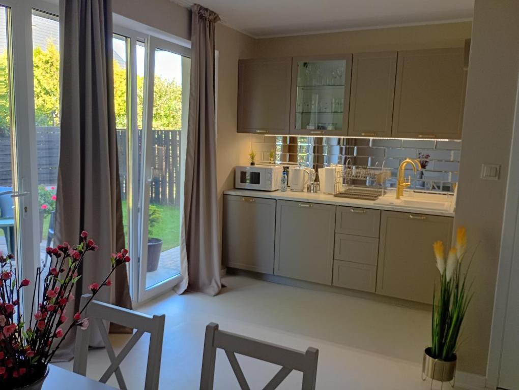 Deluxe Apartament z kuchnią i parkingiem na wyłączność, place to stay near Ciechanów station