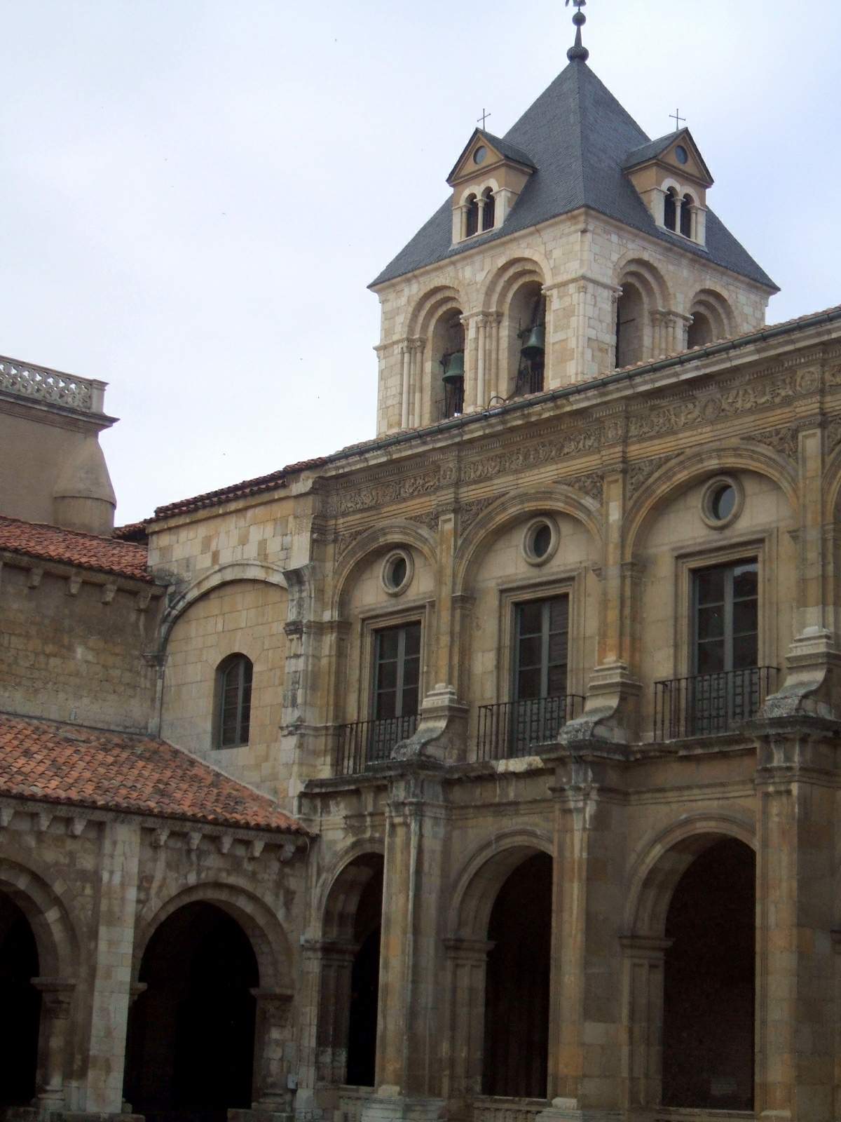 Basílica de San Isidoro, atrakcja w pobliżu dworca León