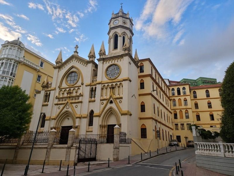 Parroquia de Nta. Sra. del Carmen y Santa Teresa (Carmelitas), atrakcja w pobliżu dworca Estacion de Santander