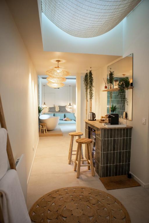 La Penida Suite avec Sauna & Baignoire - Hyper Centre Lille, place to stay near Lille Flandres station