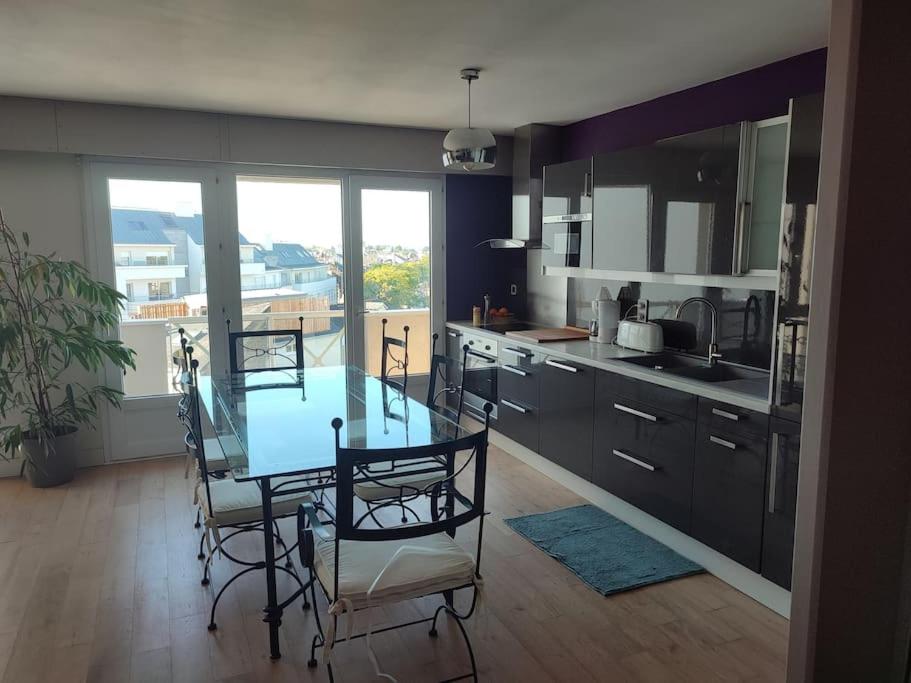 Grand T2 lumineux avec parking, place to stay near Nantes station