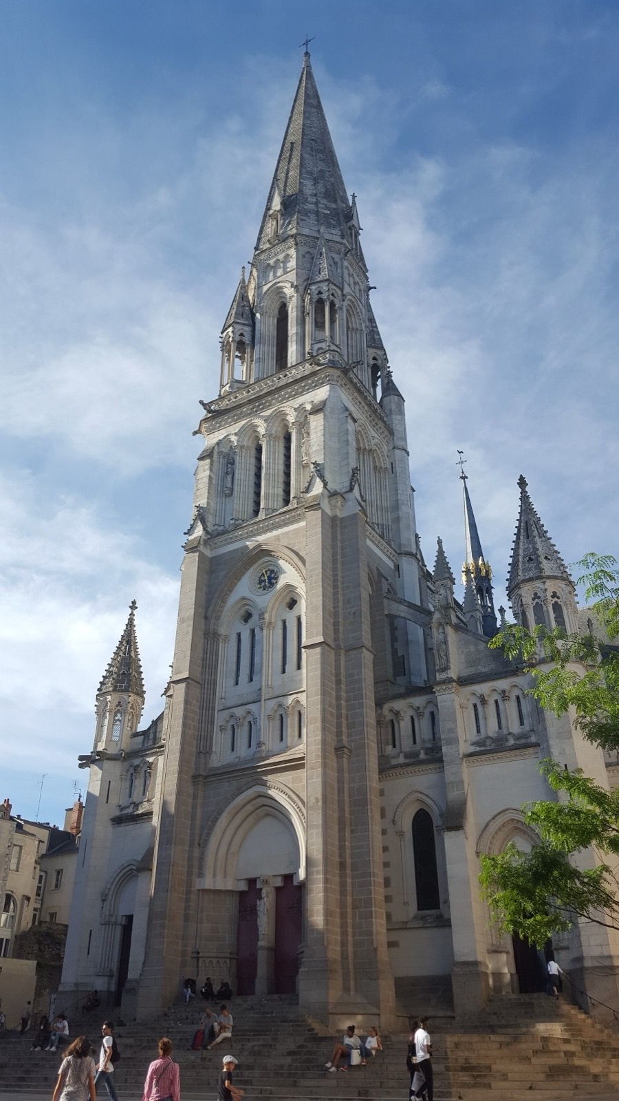 Basilique Saint-Nicolas de Nantes, atrakcja w pobliżu dworca Nantes