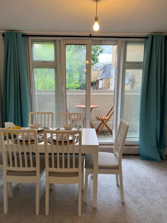 Lovely Entire Flat with Private Balcony in Euston-Central London, place to stay near Euston station