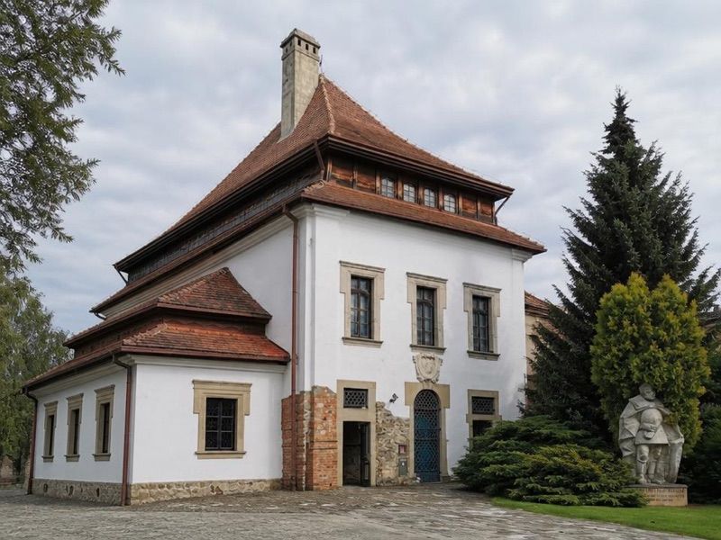 BIURO - Muzeum Dwory Karwacjanów i Gładyszów, atrakcja w pobliżu dworca Gorlice