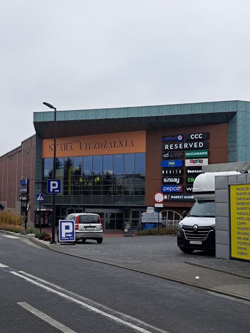 Galeria Stara Ujeżdżalnia, shopping mall near Jarosław station