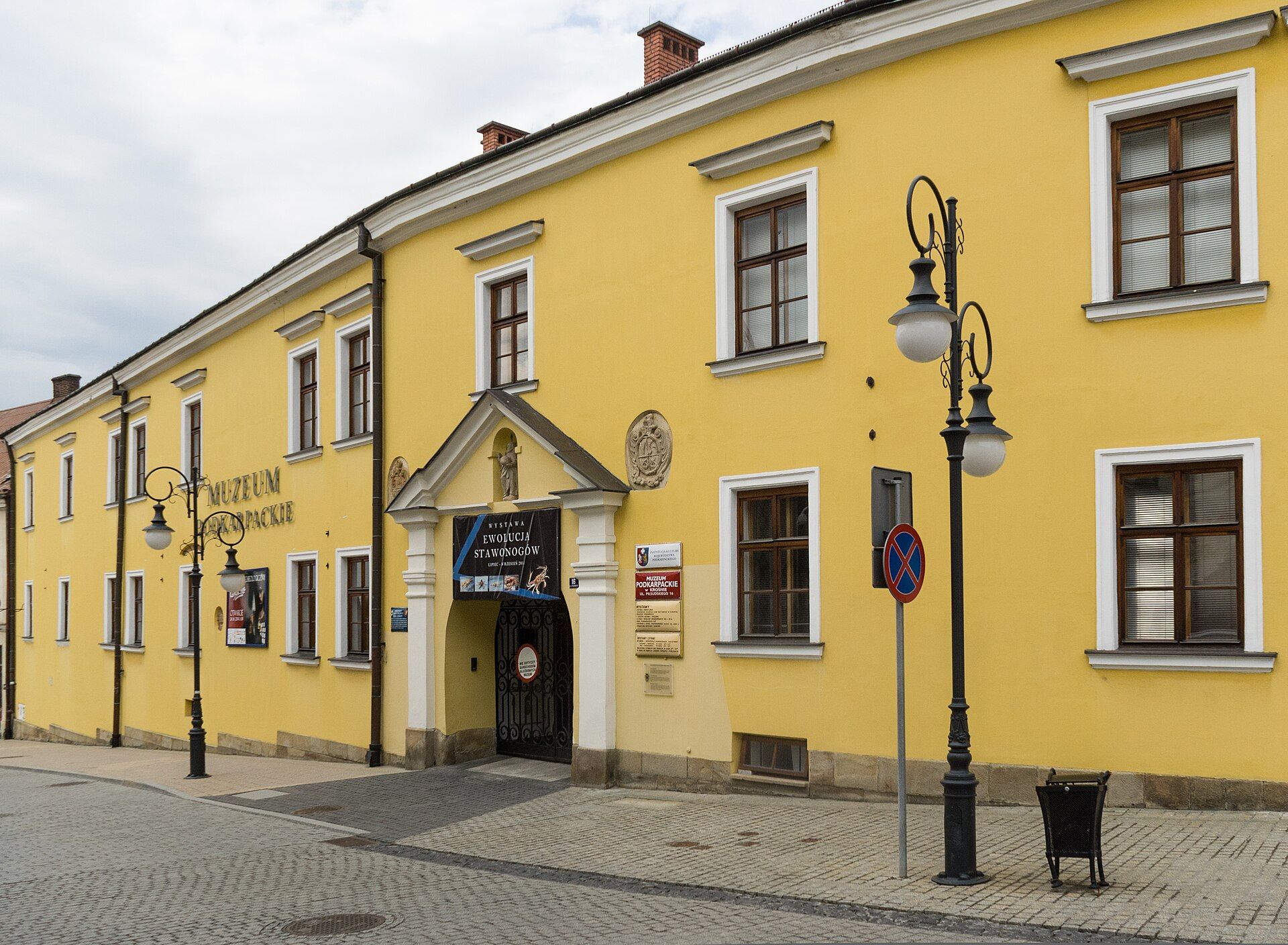 Muzeum Podkarpackie w Krośnie Pałac Biskupi, atrakcja w pobliżu dworca Krosno